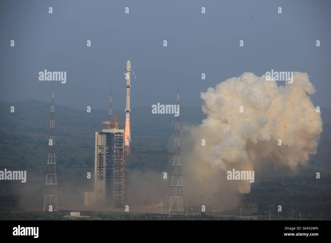 Taiyuan, la Provincia china de Shanxi. 10 Aug, 2016. Un cohete Long March 4C llevar una nueva alta resolución del radar de apertura sintética (SAR) de imágenes satélite de blastos en el Centro de Lanzamiento de Satélites de Taiyuan en Taiyuan, capital de la zona norte de la Provincia china de Shanxi, Agosto 10, 2016. En China el primer satélite de imágenes SAR que es exacto a un metro de distancia, que abarca el mundo entero con un tiempo de observación, 24 horas de servicio y se utilizará para la alerta en casos de desastre, la previsión meteorológica, la evaluación de los recursos hídricos y la protección de los derechos marítimos. Crédito: Zhang Hongwei/Xinhua/Alamy Live News Foto de stock