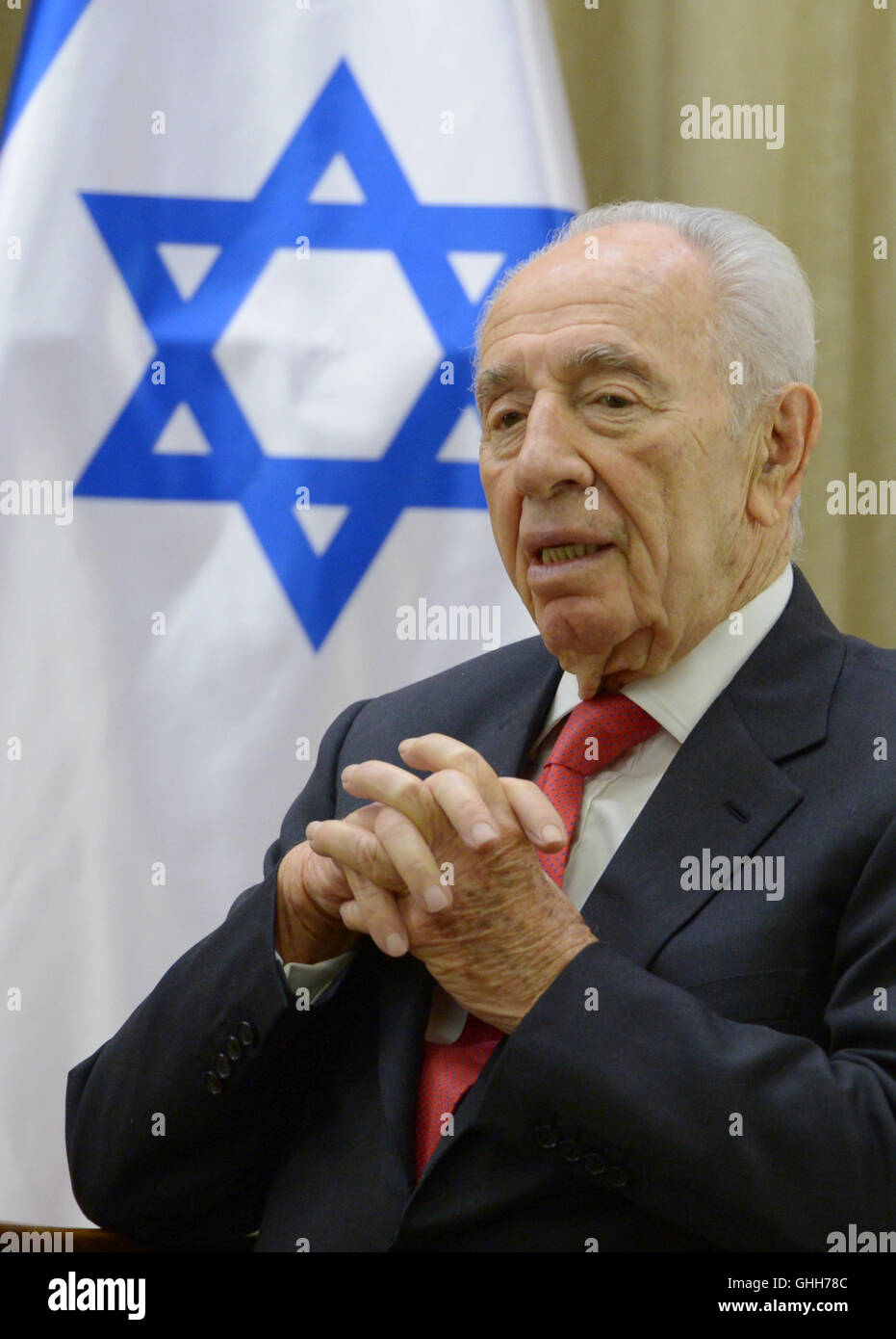 Jerusalén, Israel. 17 de mayo de 2013. El presidente de Israel, Shimon Peres, camina con el Ministro de Asuntos Exteriores alemán Guido Westerwelle en el Palacio Presidencial en Jerusalén, Israel, 17 de mayo de 2013. Westerwelle se encuentra en una visita de tres días a la región de Oriente Medio y Argelia. Foto: Rainer JENSEN | uso en todo el mundo/dpa/Alamy Live News Foto de stock