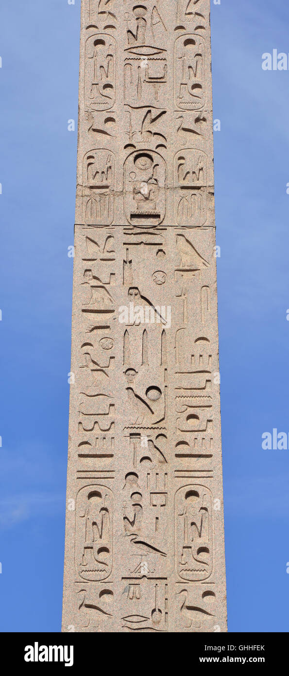 Jeroglífico script en el antiguo obelisco egipcio en el centro de la Piazza del Popolo plaza Foto de stock