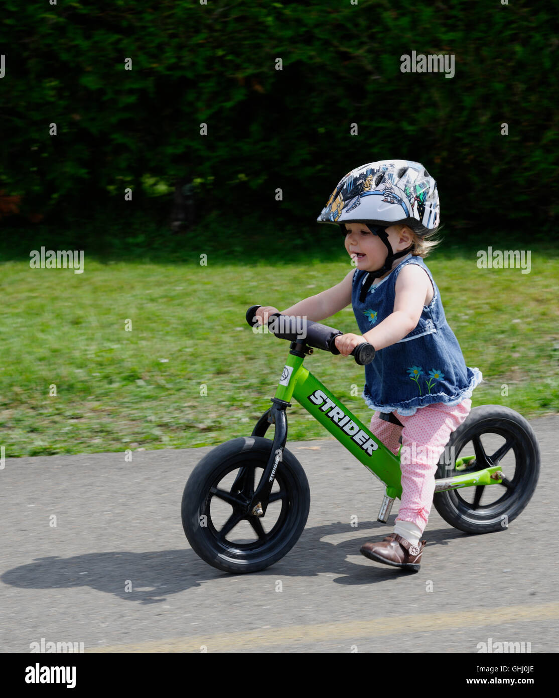 Una niña pequeña (2 años) en un equilibrio bike Fotografía de stock - Alamy
