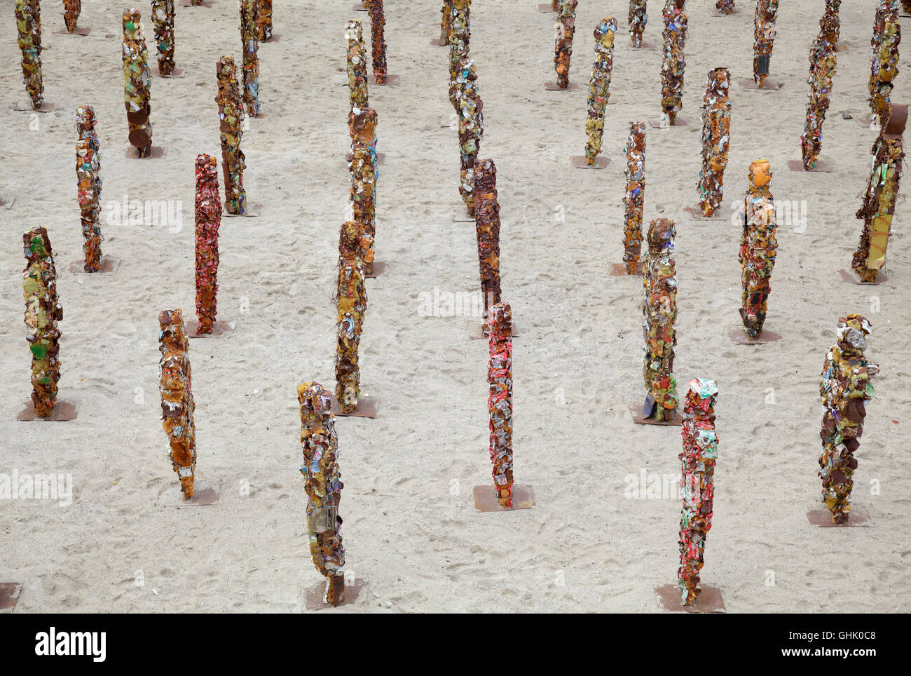 Papelera esculturas de personas ha Schult en Berlín, Alemania Foto de stock