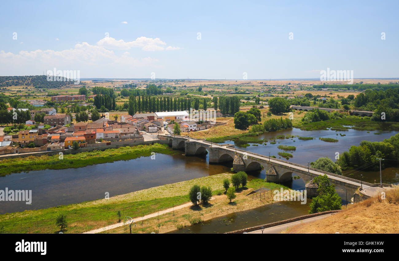 Spain ciudad rodrigo view bridge fotografías e imágenes de alta resolución  - Alamy