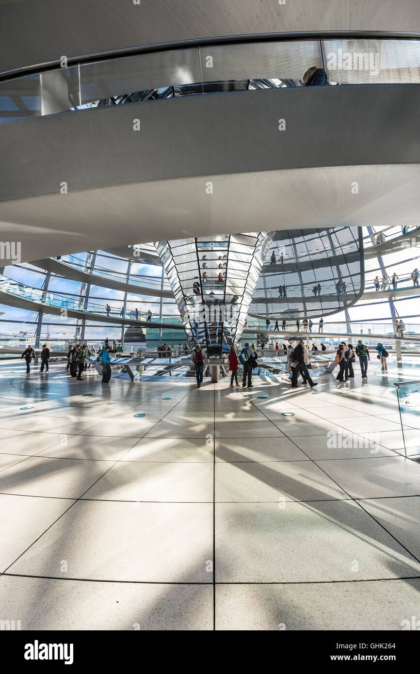 Cúpula de cristal del Reichstag construcción interior. Berlín. Alemania Foto de stock