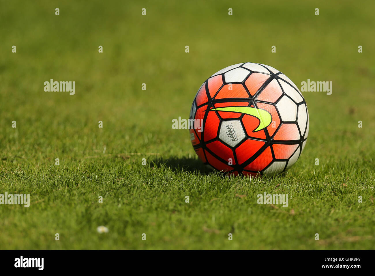 AMSTERDAM, Bajos - Agosto 23, 2015: Diario en blanco y naranja soccer match ball fabricada Nike Fotografía de stock - Alamy