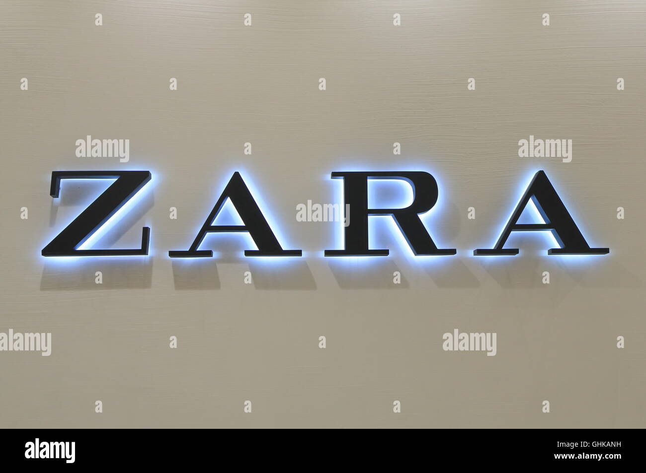 Tienda ZARA Español minorista de ropa y accesorios con sede en Galicia,  España fundada en 1975 Fotografía de stock - Alamy