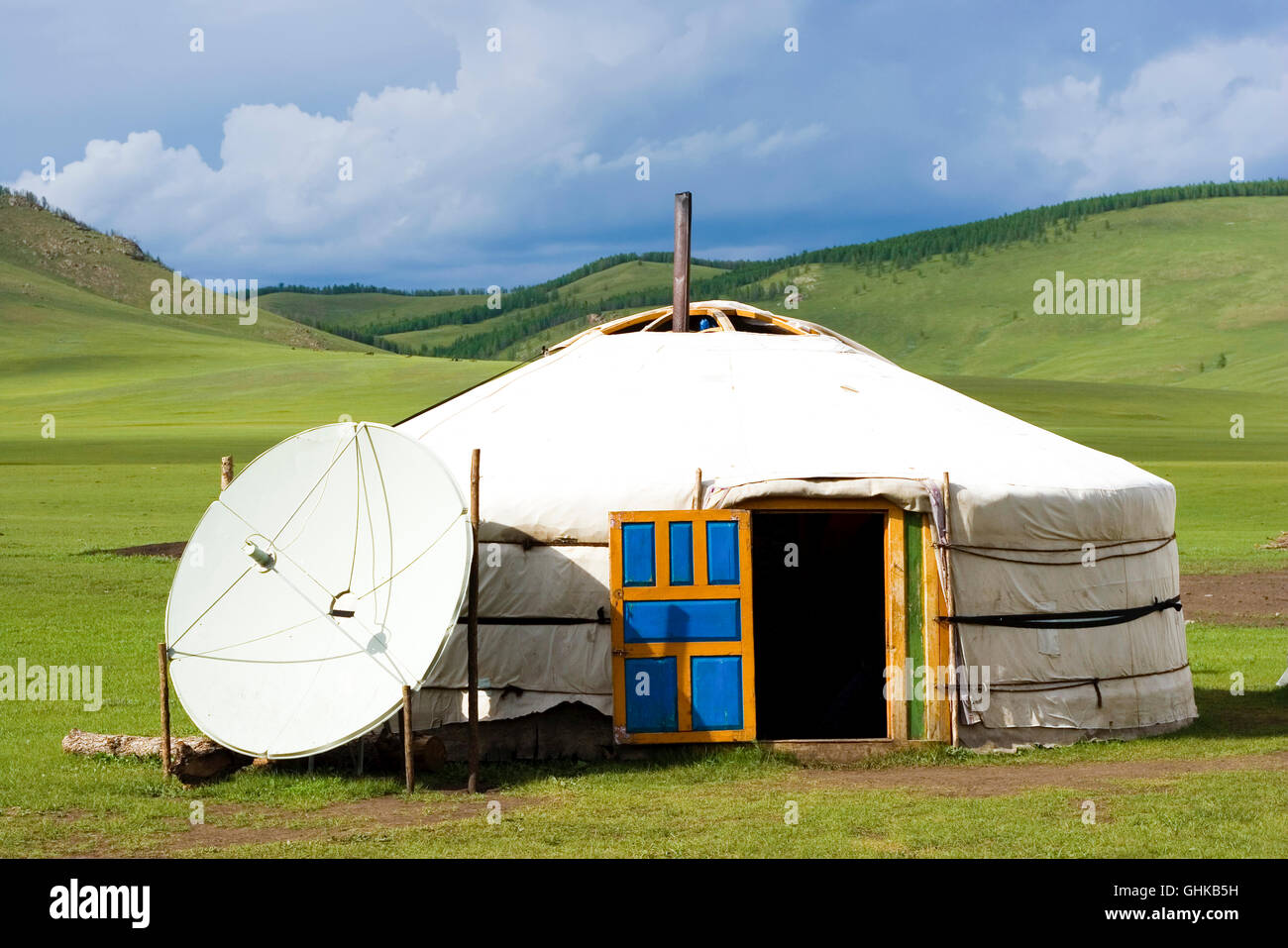 Antena parabólica de TV, en un ger, las zonas rurales de Mongolia Foto de stock
