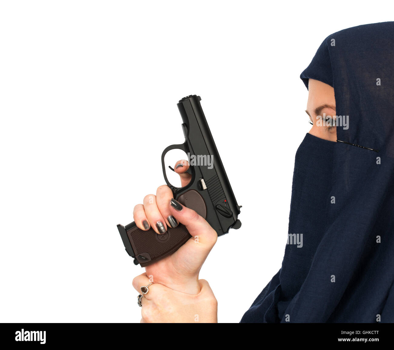 Mujer шт niqab en el deporte de tiro con pistola de aire, aislado Foto de stock