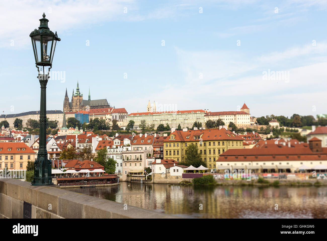 El castillo de Praga y puente Foto de stock