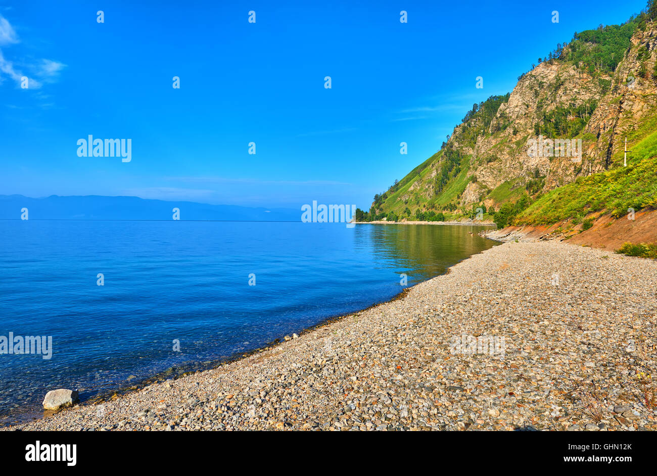 Pequeños guijarros en la orilla del lago Baikal . Julio. En Siberia oriental. Rusia Foto de stock
