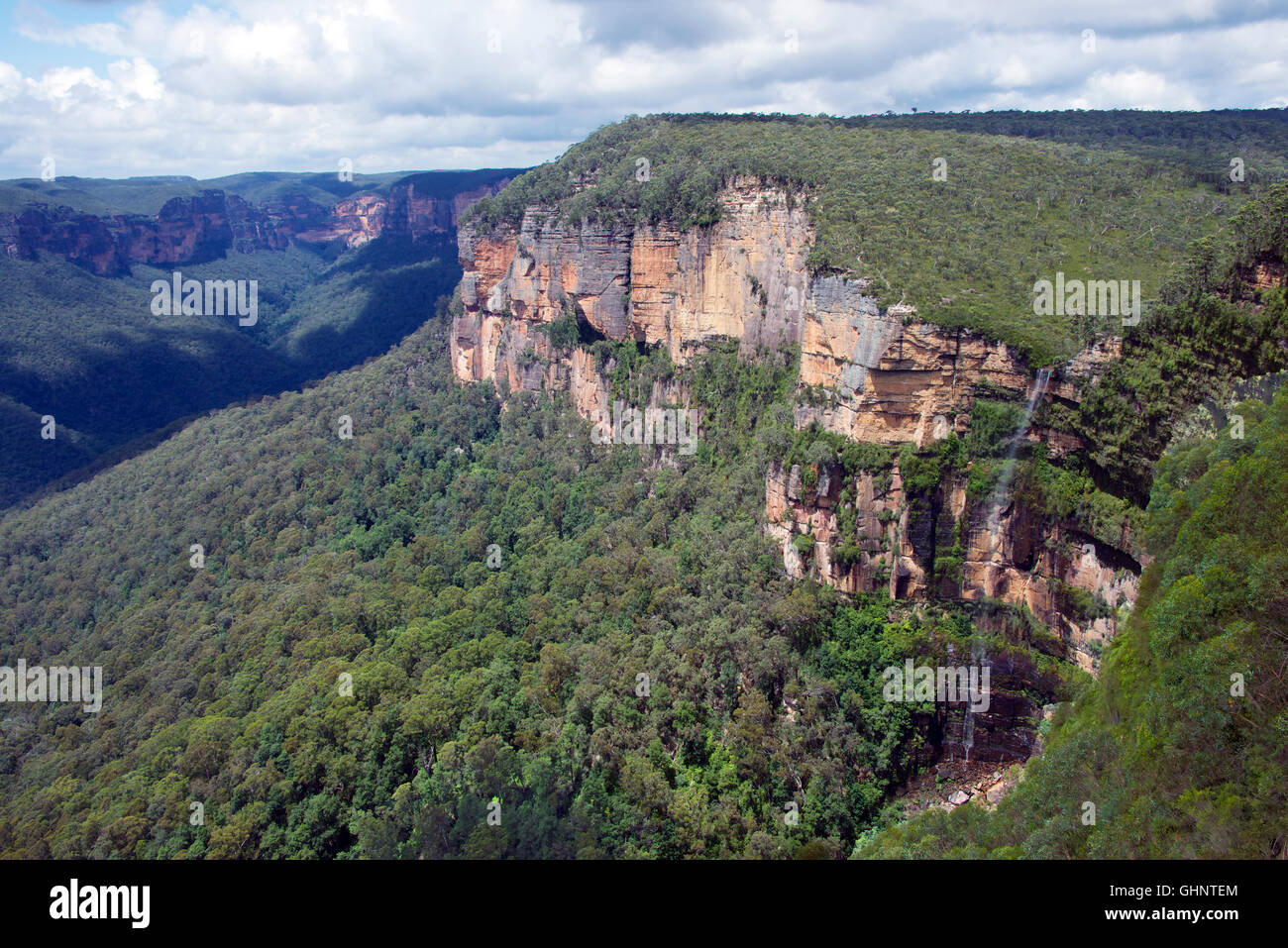 Vista desde el mirador Govetts Leap con Bridal Veil Falls Blackheath Blue Mountains, NSW, Australia Foto de stock