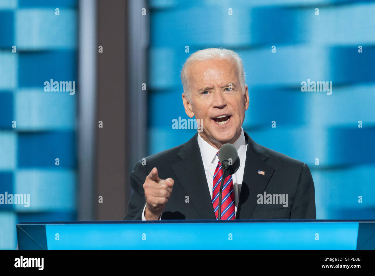 El Vicepresidente estadounidense Joe Biden se dispara a la gente en el tercer día de la Convención Nacional Demócrata en el Wells Fargo Center, 27 de julio de 2016 en Filadelfia, Pensilvania. Foto de stock