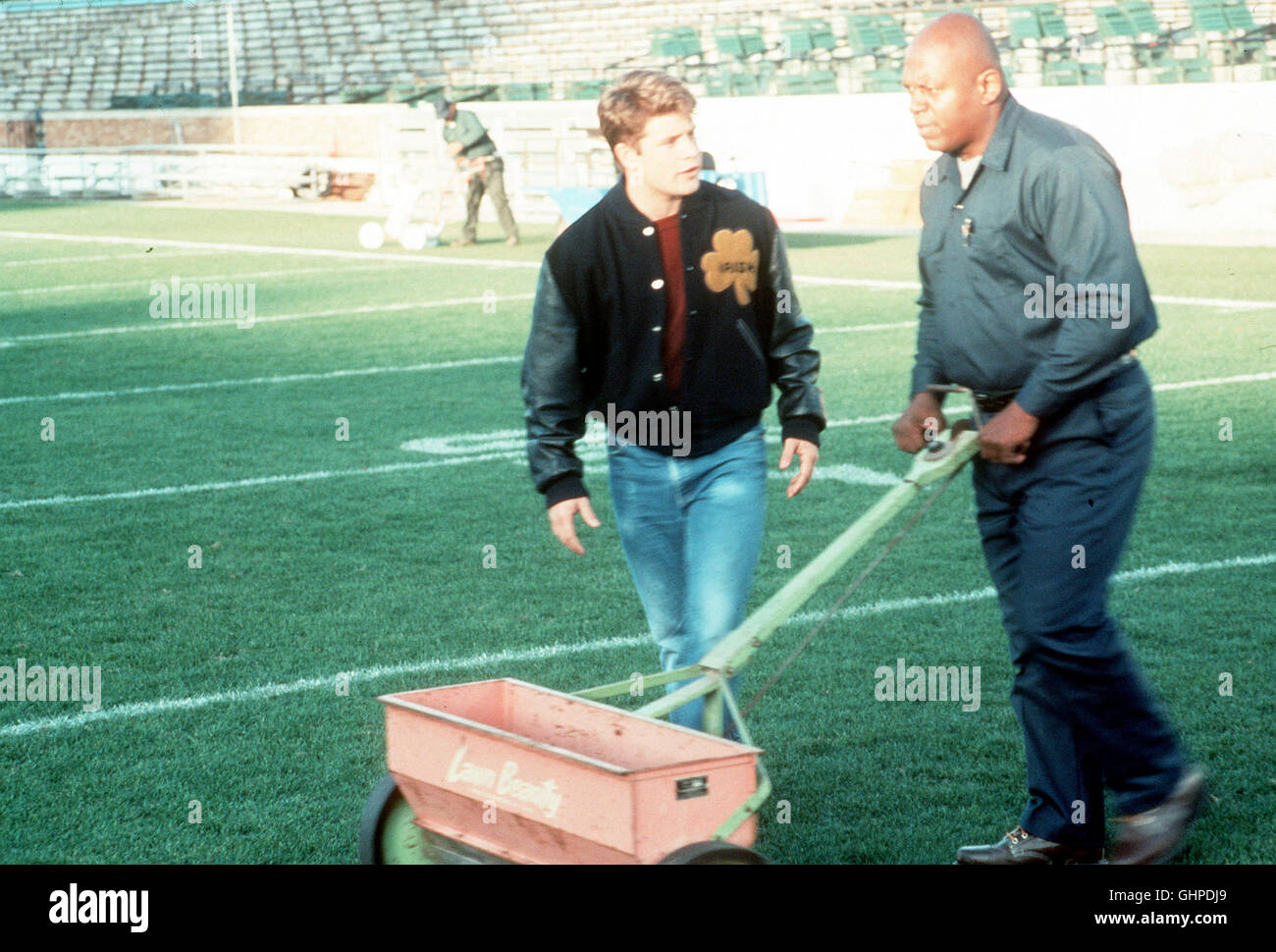 TOUCHDOWN - SEIN ZIEL IST DER WEG - Rudy Ruettiger (Sean Astin) im  unbedingt Football-Team der Universität "Notre Dame", bei seinem mitspielen  bodenständigen Vater stößt er allerdings auf taube Ohren. Foto: Der