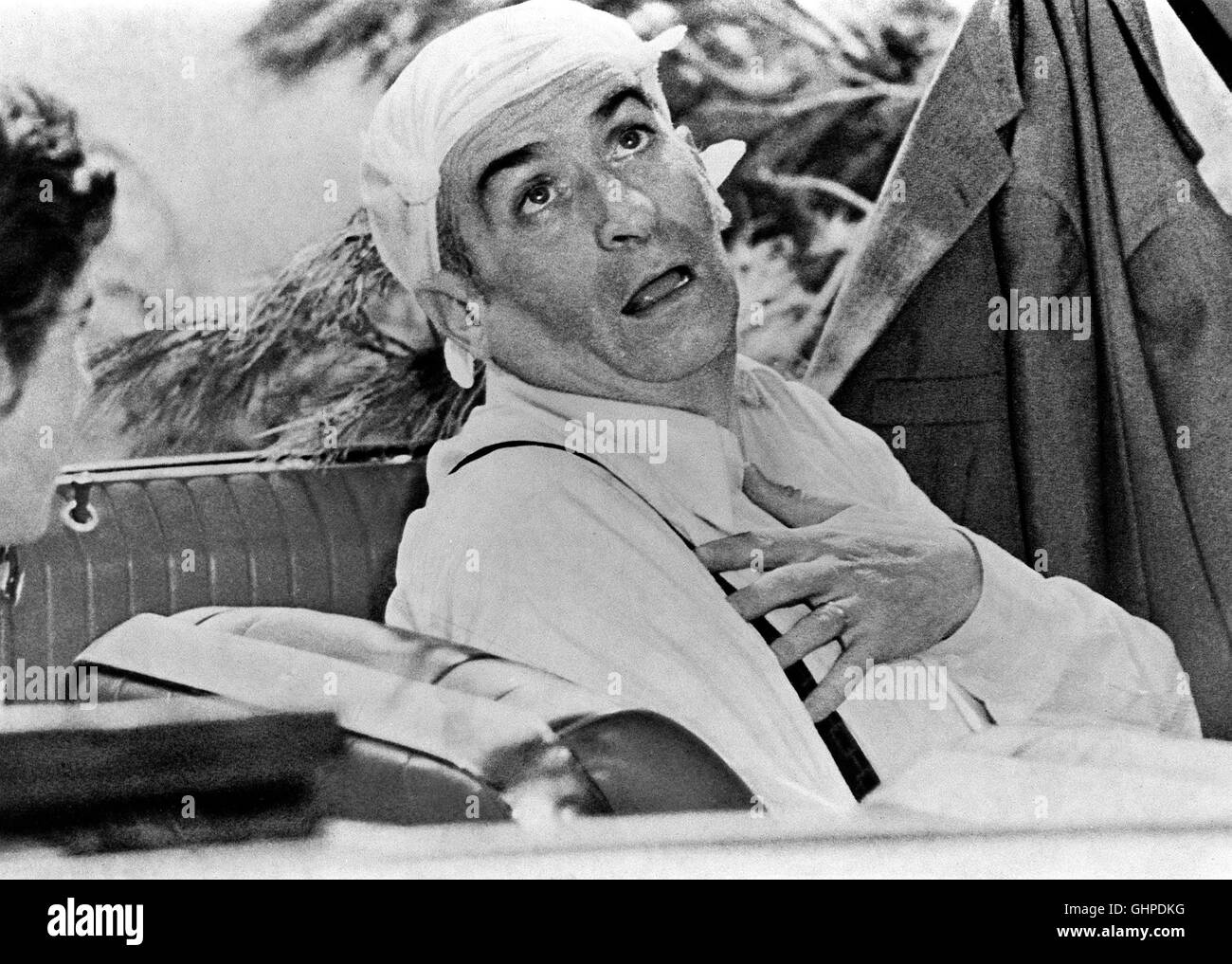 Balduin, der Sonntagsfahrer Sur un arbre perché en seinem gepolsterten Luxusschlitten mit eingebauter Vorfahrt donnert der französische Industriemagnat Henri Robier (LOUIS DE FUNES) nach dem Abschluß eines Milliardendeals gen Heimat. Die beiden Anhalter, die Robier eher unfreiwillig ein Stück mit den Choleriker nimmt, bringen derart zur Raserei, dass er von der Küstenstraße kurvigen abkommt: inmitten einer senkrechten Felswand verfängt sich das Fahrzeug en einer wackeligen Baum-Krone. Niemand hat die seltsamen Talfahrt der Reisegesellschaft beobachtet und tan müssen Sie sich auf einen längeren Foto de stock