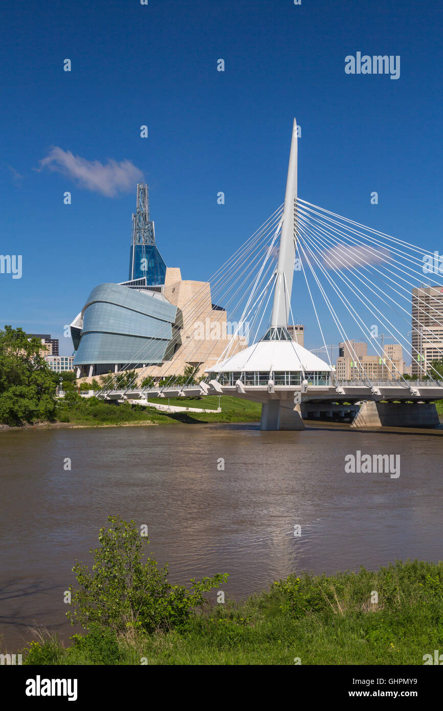 El Río Rojo y el horizonte de la ciudad de Winnipeg, Manitoba, Canadá. Foto de stock