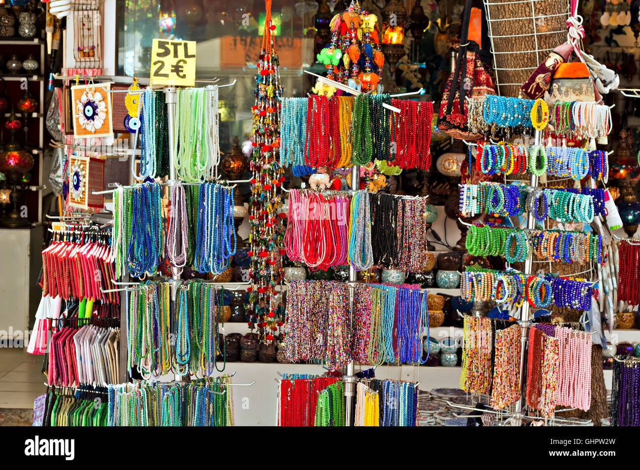 Visualización collares y pulseras en turco, tienda de regalos Fotografía de stock - Alamy