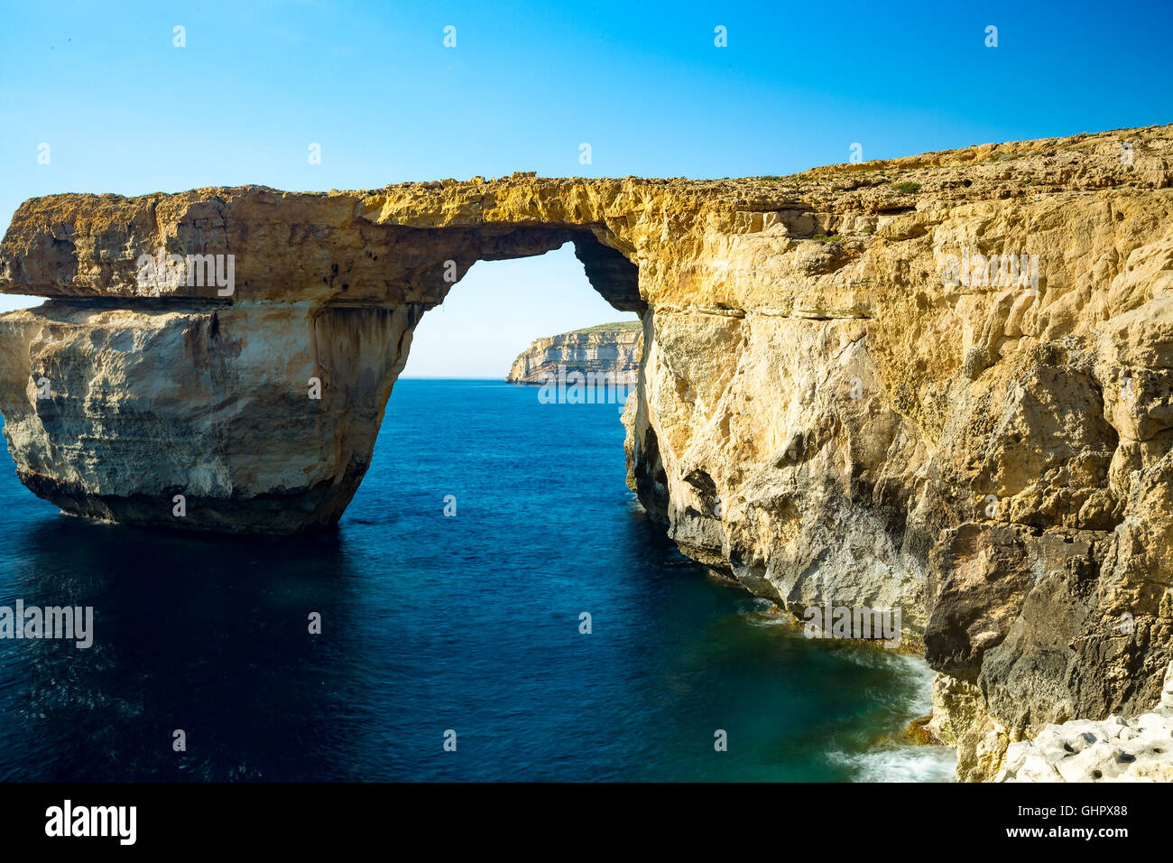 Ventana azul, arco natural, famosos y populares lugares turísticos en la isla de Gozo, Malta Foto de stock