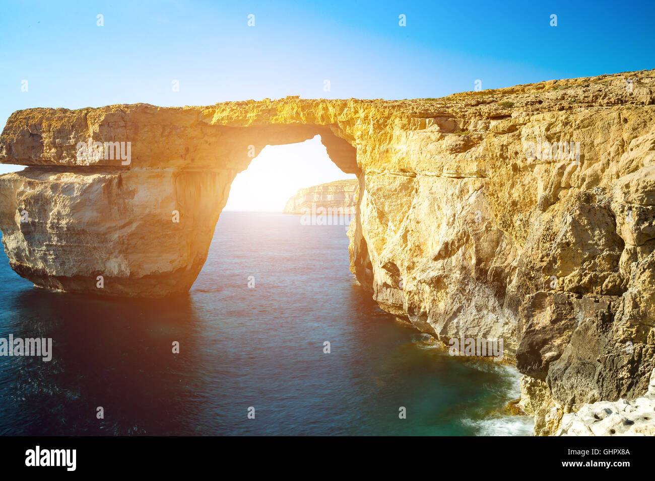 Ventana azul, arco natural, famosos y populares lugares turísticos en la isla de Gozo, Malta Foto de stock