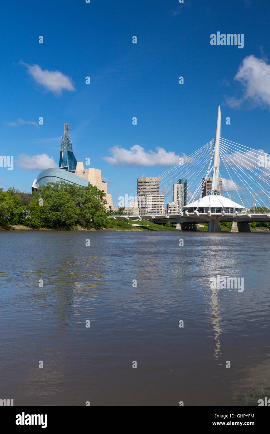 El Río Rojo y el horizonte de la ciudad de Winnipeg, Manitoba, Canadá. Foto de stock