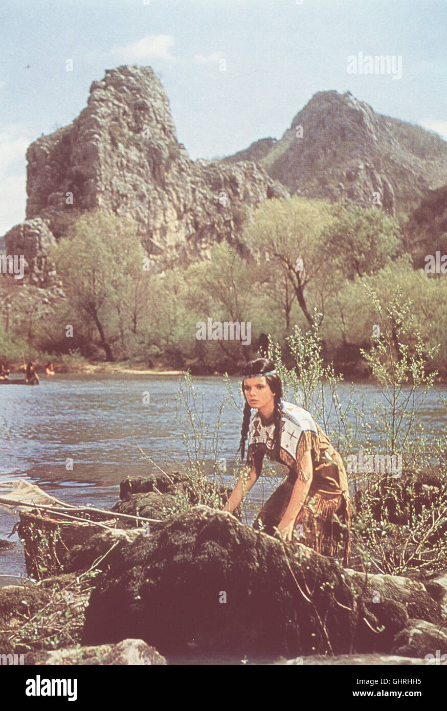 Winnetou Und Das Halbblut Apanatschi Apanatschi Uschi Glas Die Tochter Eines Und Einer Apachin Weissen Bekommt Von Ihrem Vater Eine Goldmine Geschenkt Hinter Der Auch Die Beruchtigte Curly Bill Bande Su Tsi Diese Entfuhrt