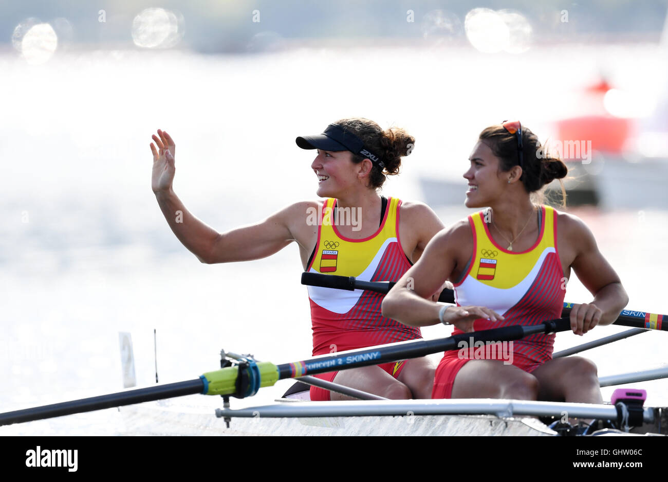 Río de Janeiro, Brasil. 11 Aug, 2016. Anna Boada Peiro (L) y Aina Cid Centelles I de España celebrar después de la pareja de la mujer las semifinales de los eventos de remo de los Juegos Olímpicos Rio 2016 En Lagoa Estadio en Río de Janeiro, Brasil, 11 de agosto de 2016. Foto: Soeren Bozo/dpa/Alamy Live News Foto de stock