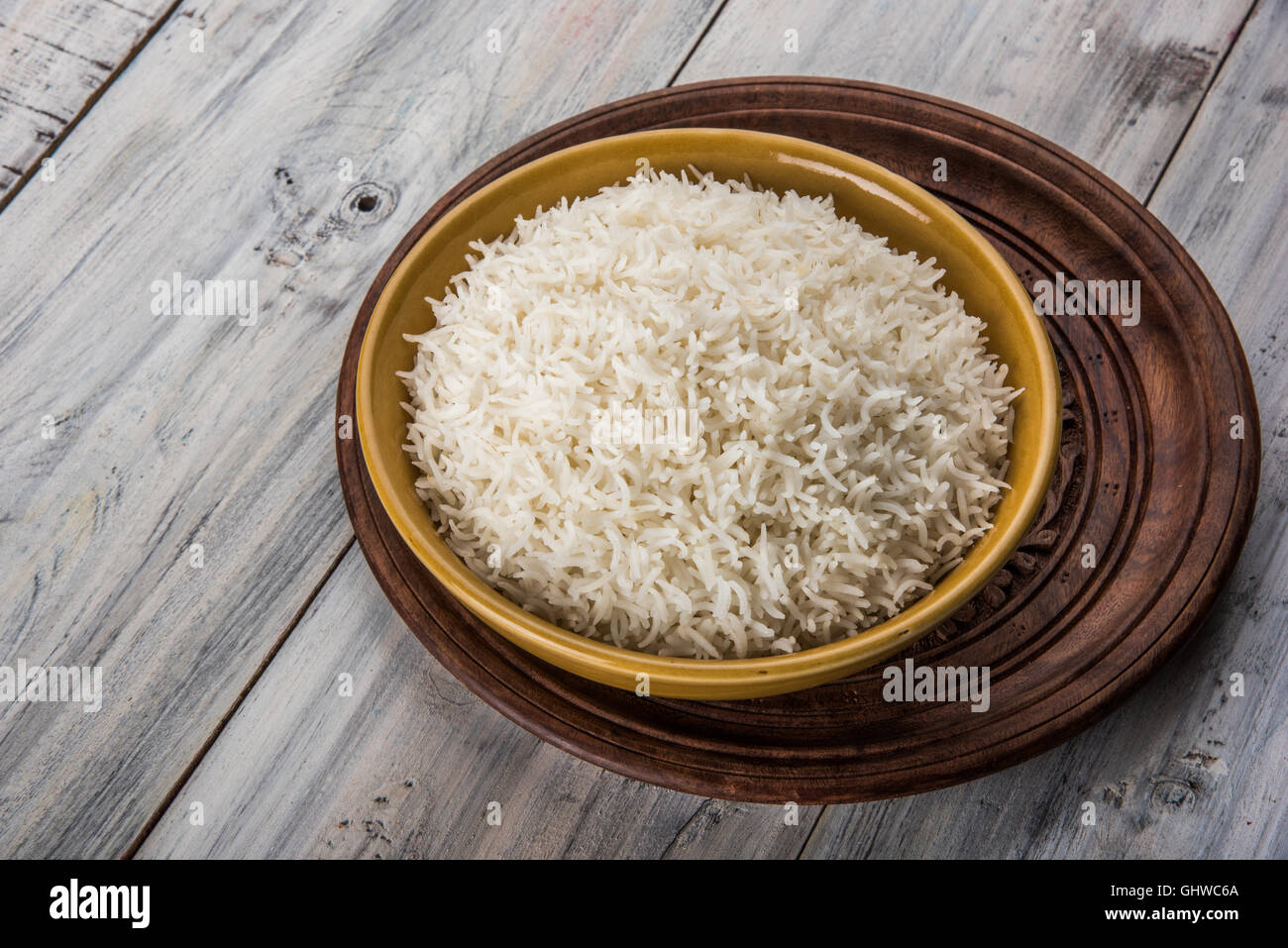 El arroz basmati en un cuenco de latón, el arroz basmati cocido
