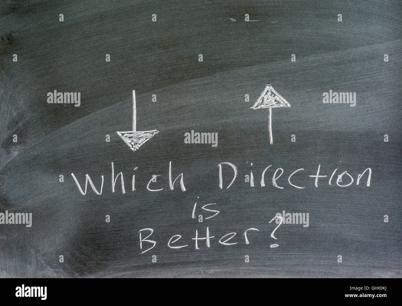 Flechas direccionales escrito en una pizarra, conceptual, la pregunta. Foto de stock