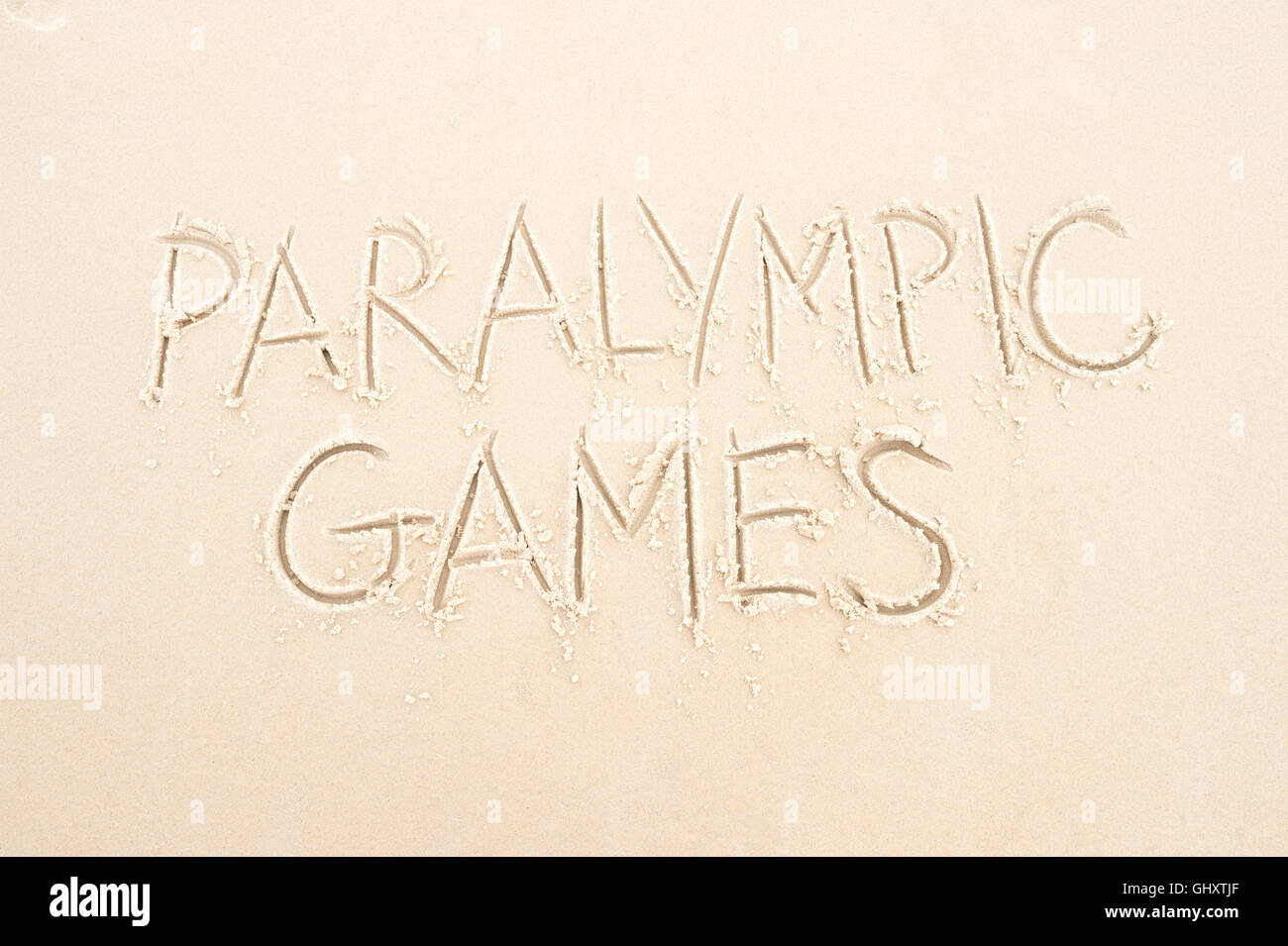 RIO DE JANEIRO - Marzo 20, 2016: Los Juegos Paralímpicos mensaje escrito en la arena de la playa de Ipanema. Foto de stock