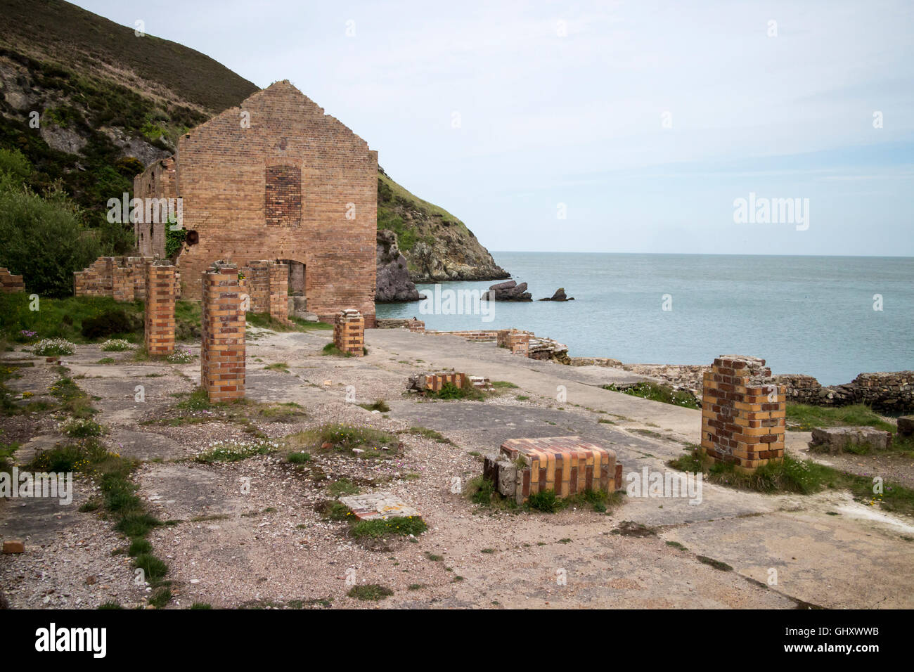 Las ruinas de Porth Wen ladrillos, Anglesey Foto de stock