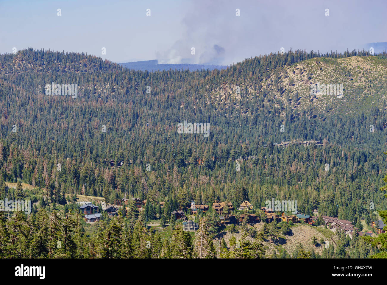 Wild Fire con humo, cerca del lago Mammoth Foto de stock