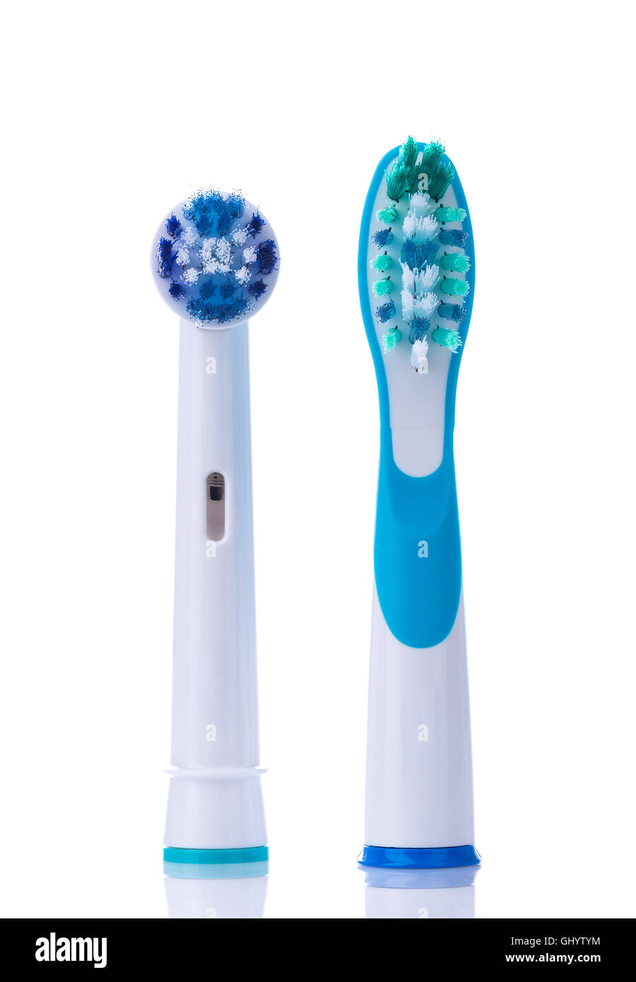 Cepillo de dientes eléctrico de dos cabezales de repuesto con anillos de color aislado sobre fondo blanco. Foto de stock