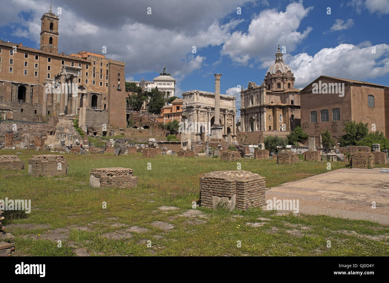 Vista general al norte a través del área del Foro Romano, el templo de Saturno a la izquierda y el Arco de Settimio Severo en el centro, Roma, Italia. Foto de stock