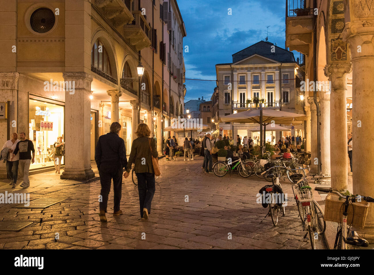 Via Giuseppe Verdi en Mantua (Mantova) por la noche, Lombardía. Italia Foto de stock