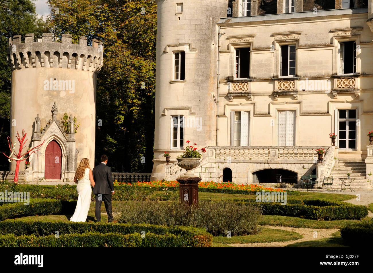 Chateau francés en la Charente recién casadas con la novia y el novio Foto de stock