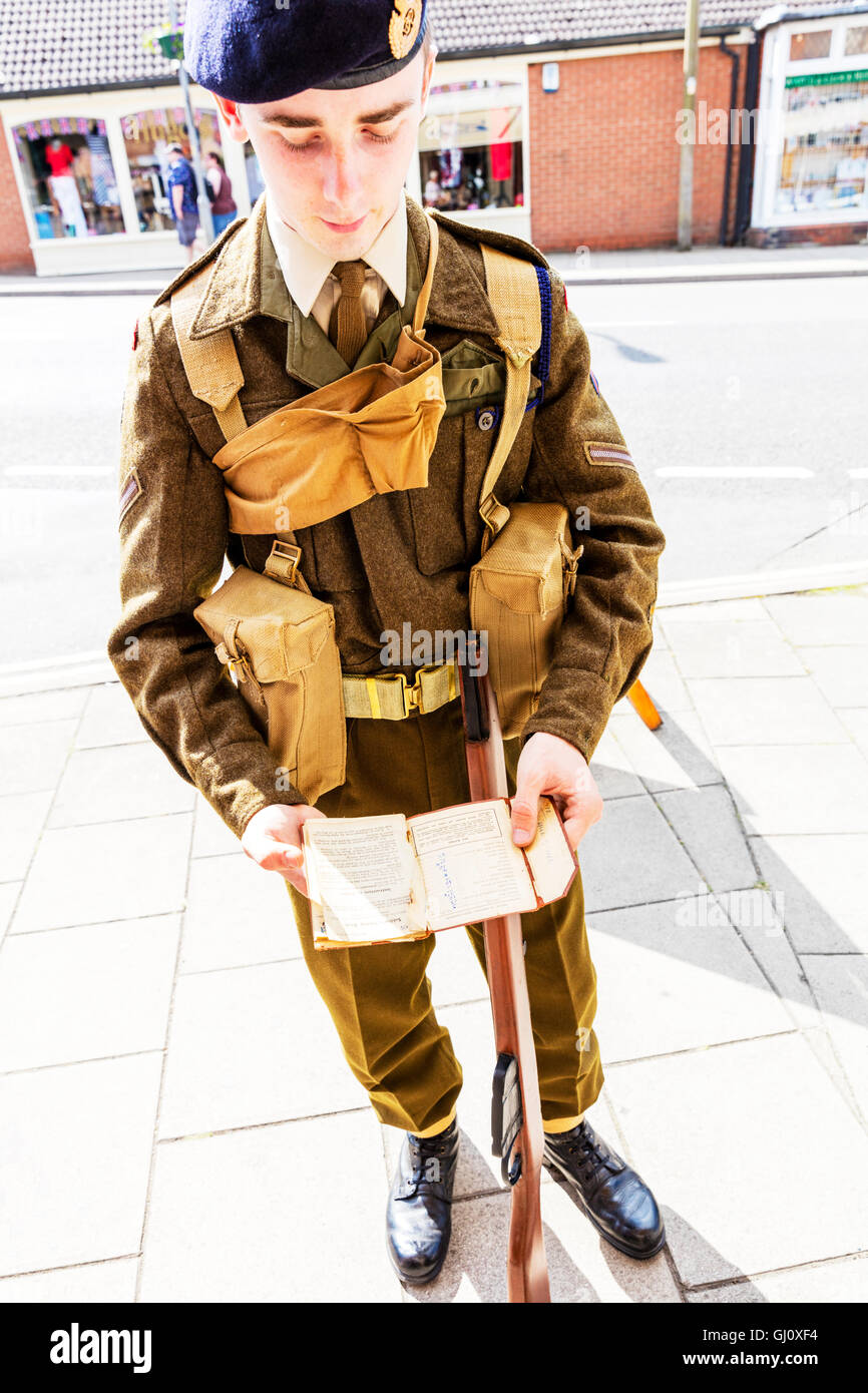 Soldado británico mostrando mostrando el libro de servicios pagar libro y Lista de prendas emitido WW2 atuendo uniformes uniformes Inglaterra GB Foto de stock