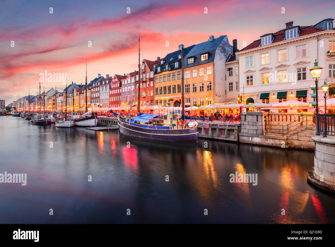 Copenhague, Dinamarca, en el Canal de Nyhavn. Foto de stock