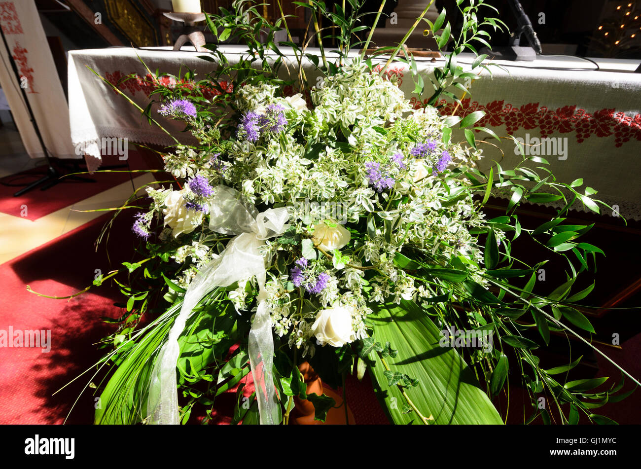 Arreglo floral en la iglesia fotografías e imágenes de alta resolución -  Alamy