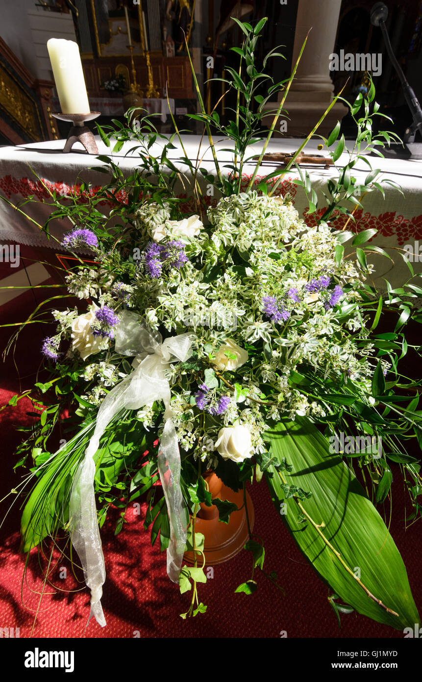 Arreglo floral en la iglesia fotografías e imágenes de alta resolución -  Alamy