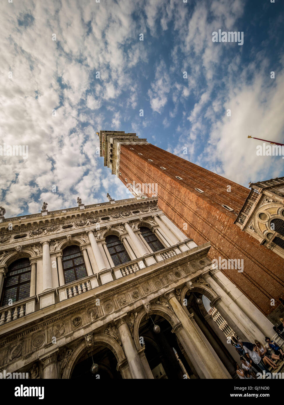La Biblioteca Marciana y el campanario de la Basílica de San Marcos, en Venecia, Italia. Foto de stock