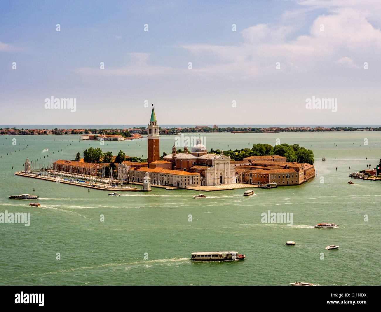 Vista aérea de la Istria blanca fachada de mármol de la iglesia de San Giorgio Maggiore, en la isla del mismo nombre, Venecia. Foto de stock