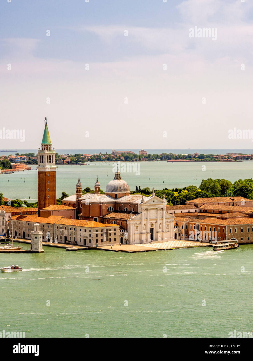 Vista aérea de la Istria blanca fachada de mármol de la iglesia de San Giorgio Maggiore, en la isla del mismo nombre, en Venecia. Foto de stock