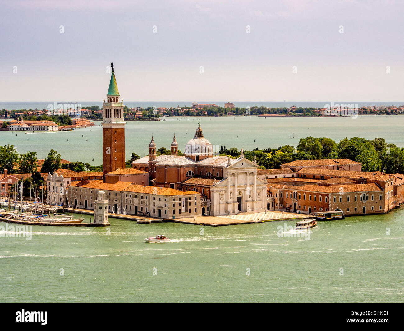 Vista aérea de la Istria blanca fachada de mármol de la iglesia de San Giorgio Maggiore, en la isla del mismo nombre, en Venecia. Foto de stock