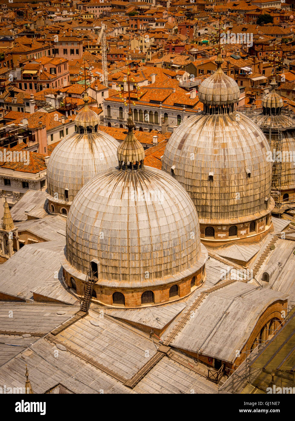 Vista aérea de 4 de las 5 cúpulas de la Basílica de San Marcos, en Venecia, Italia. Foto de stock