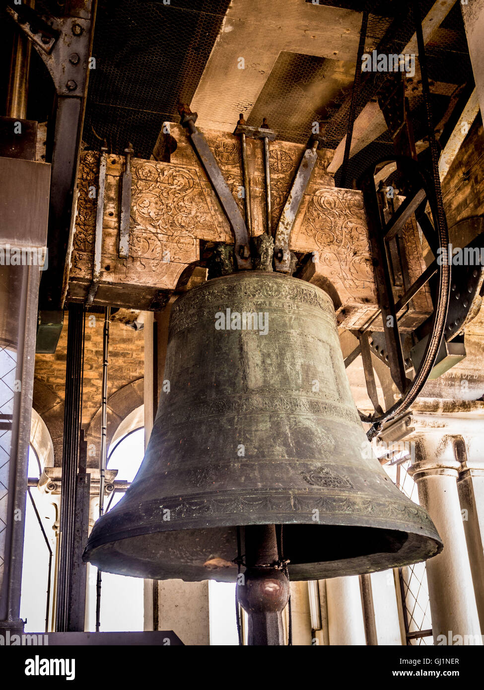 Una de las cinco campanas en la torre del campanario de San Marcos, en Venecia, Italia. Foto de stock
