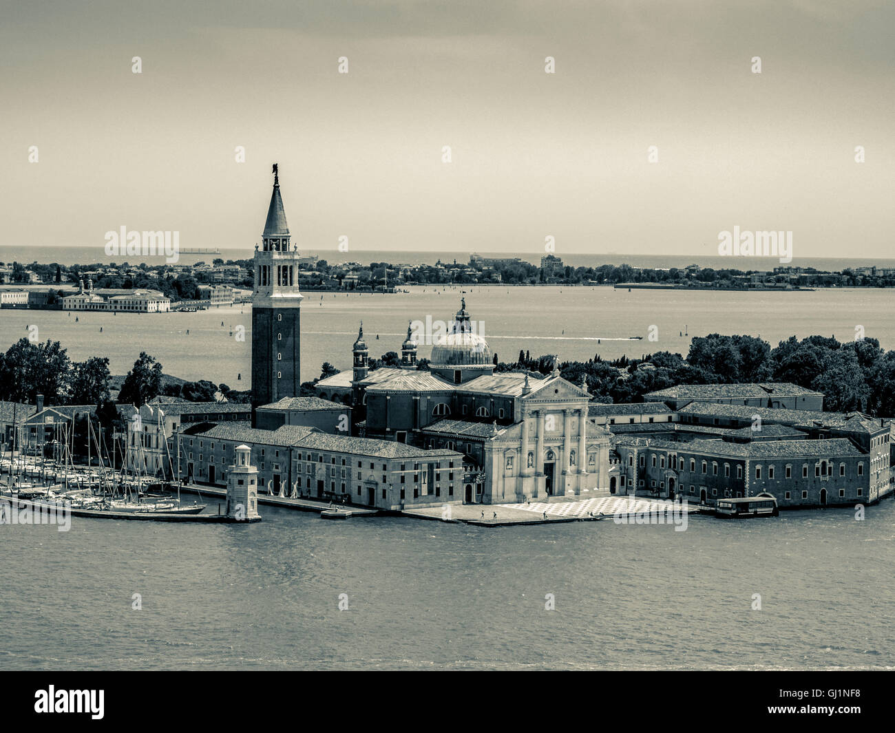 Vista aérea de la Istria blanca fachada de mármol de la iglesia de San Giorgio Maggiore, en la isla del mismo nombre, en Venecia. Foto de stock