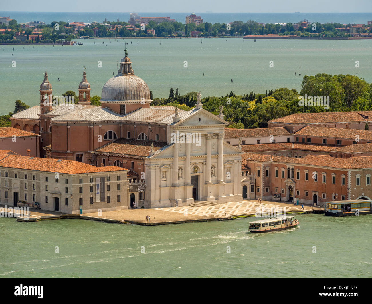 Istria blanca fachada de mármol de la iglesia de San Giorgio Maggiore, en la isla del mismo nombre, la ciudad de Venecia, Italia. Foto de stock