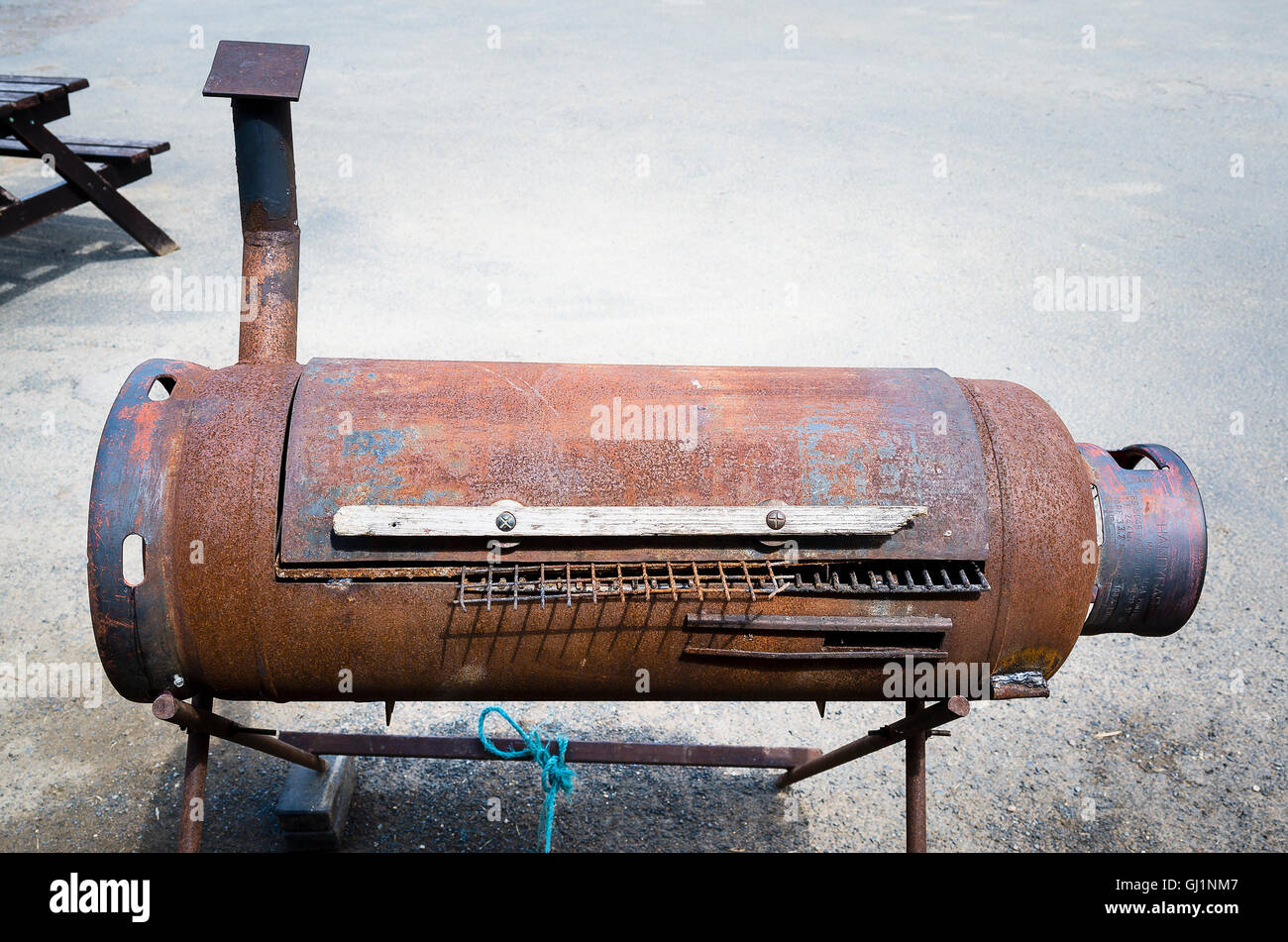 Un horno de barbacoa de bricolaje hecho de un cilindro de reciclado Foto de stock