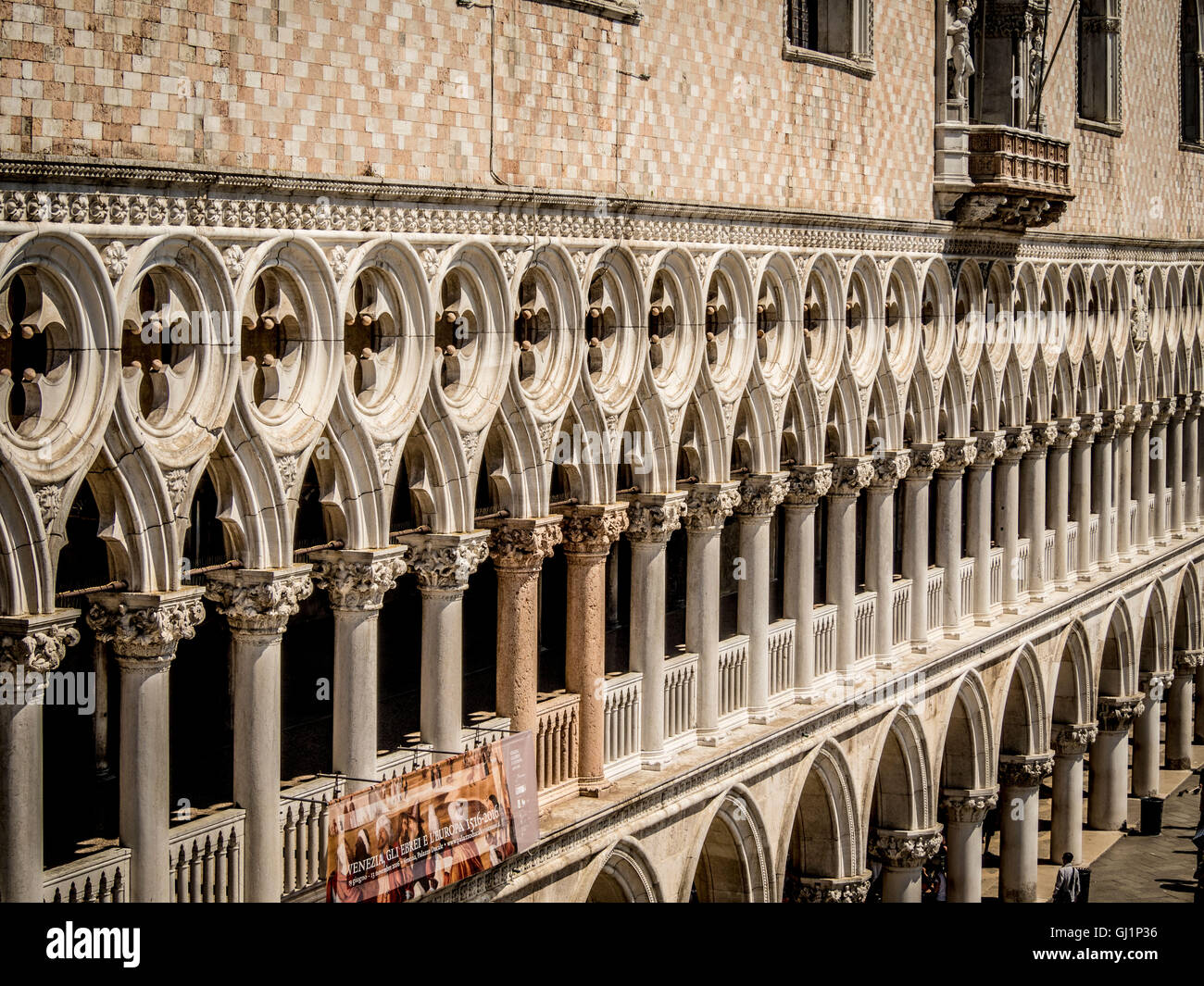 Cerca de intrincado piedra y ladrillo del Palacio Ducal. Venecia, Italia. Foto de stock