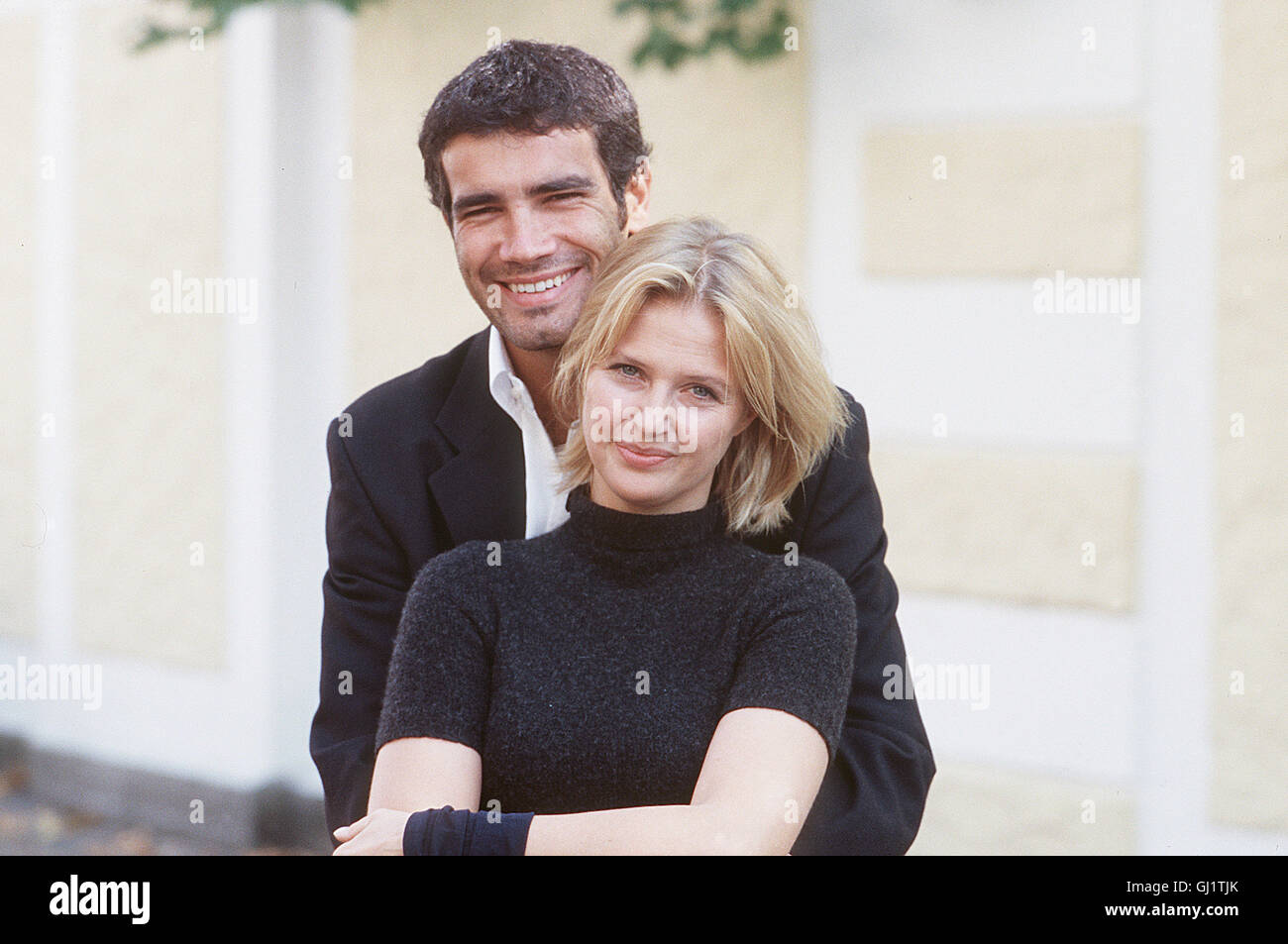 zwischen liebe und leidenschaft claudia katharina bohm kehrt mit ihrer tochter auf die insel elba zuruck um ihren kranken vater zu besuchen dort trifft sie nicola marco bonini wieder mit dem sie