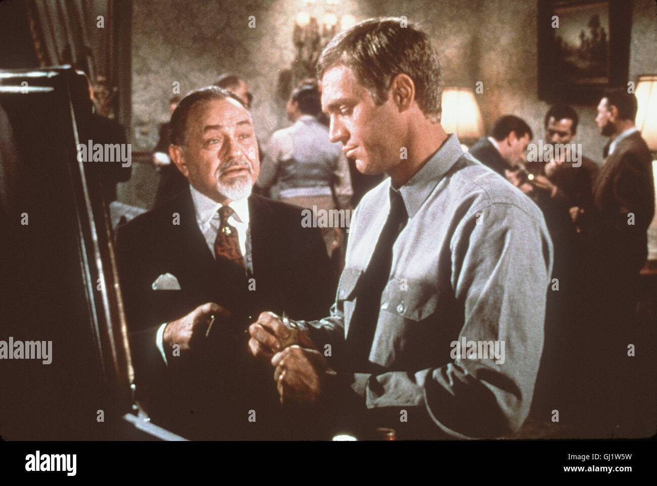 CINCINNATI KID- Der Junge Cincinnati Kid (Steve Mc Queen, re.) fordert den alten PokerKönig Lancey Howard (EDWARD G.ROBINSON) zu einem Pokerduell heraus. Regie: Norman Jewison aka. Cincinnati Kid Foto de stock