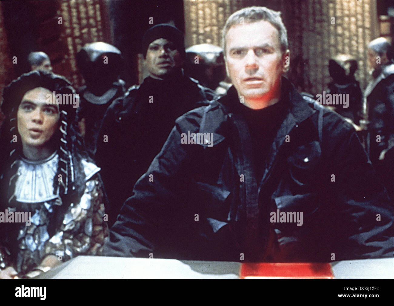 Stargate Sg 1 Equipo Das Bringt Von Einer Forschungsreise Eine Fremde Kapsel Mit Bohrt Kapsel Die Sich Durch O Neills Richard Dean Anderson Schulter Und Sendet Organismen Aus Die Menschen Und Gebaude Equipo Asolado